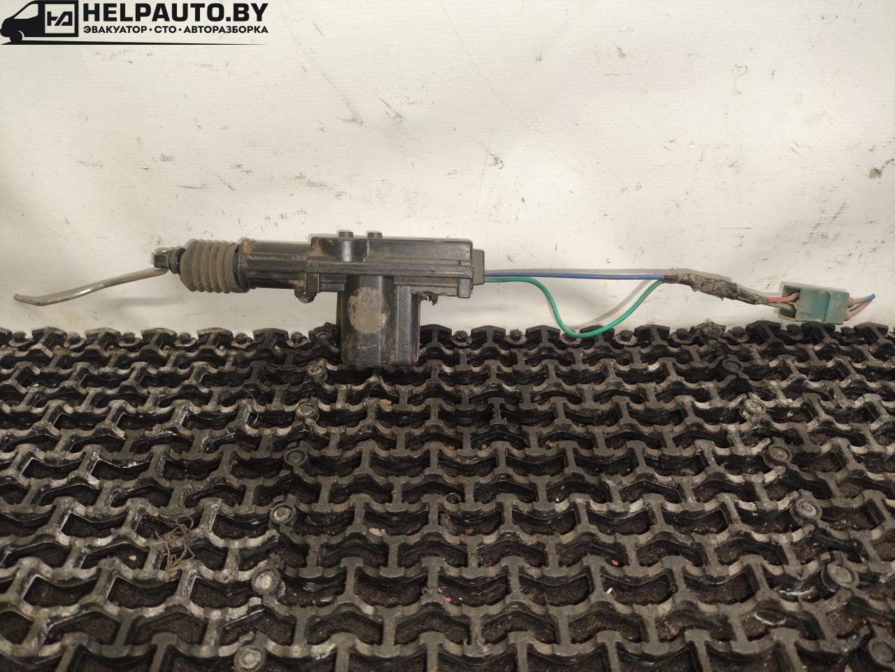 активатор (привод) замка двери Volkswagen Golf 3 поколение 1995, 1.9 л., AEY, дизель, МКПП, белый, универсал, передний привод - фото №1