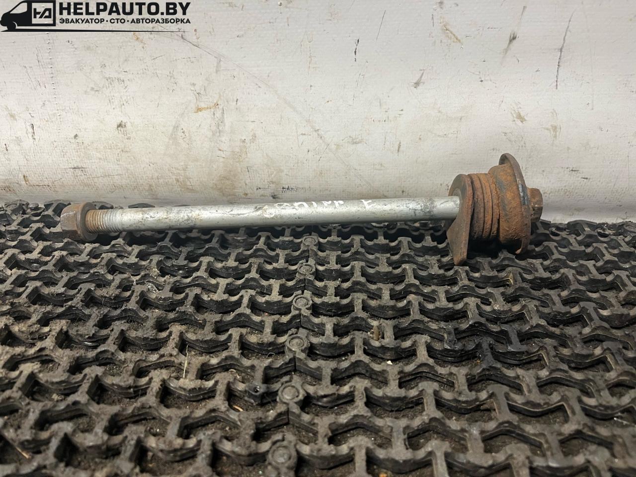 болт развальный Toyota Carina E 1 поколение 1997, 2.0 л., дизель, МКПП, зеленый, седан - фото №1