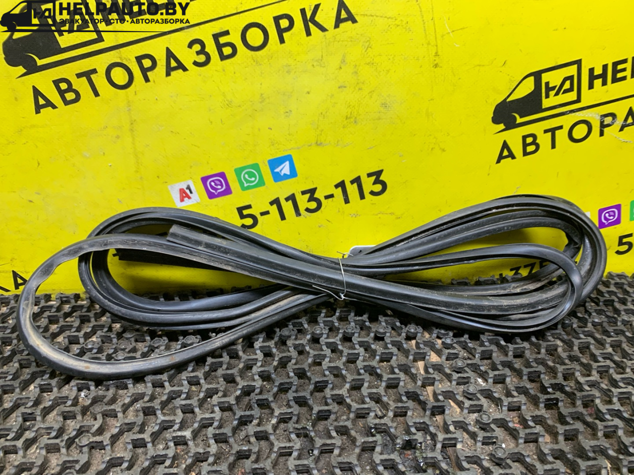 Уплотнитель стекла Volkswagen Passat B3 1988, 1.8 л., бензин, МКПП, белый, седан, передний привод - фото №1