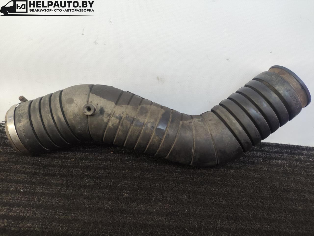 воздуховод Volkswagen Passat B3 1991, 1.8 л., бензин, МКПП, белый, седан, передний привод, 35712627M - фото №1