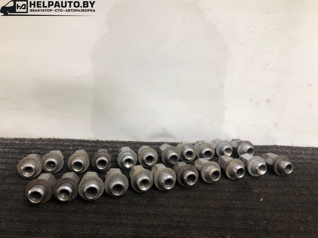 гайка колесная Toyota RAV4 2 поколение (XA20) 2002, 2.0 л., дизель, МКПП, серебристый, седан - фото №1