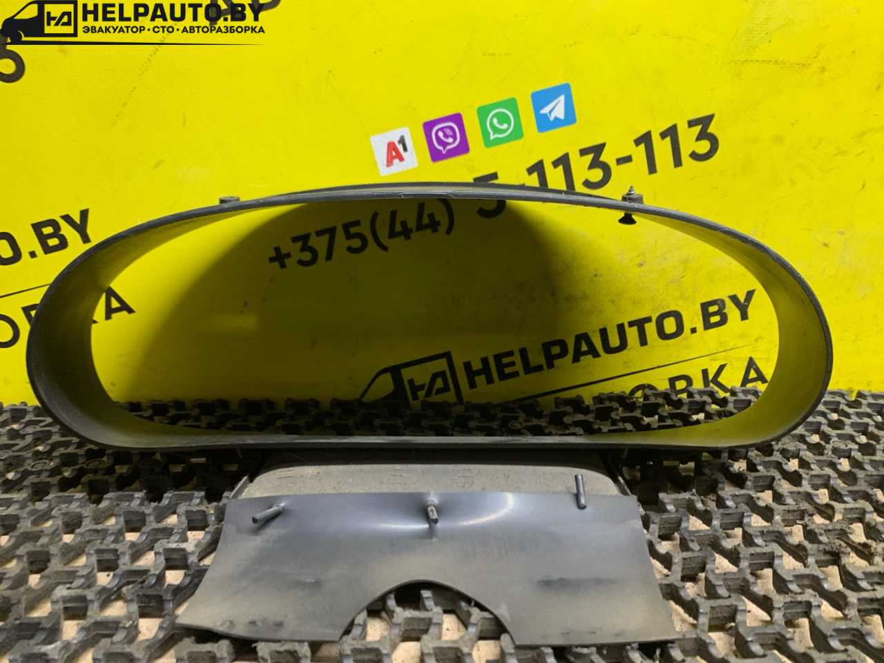 рамка панели приборов Mitsubishi Lancer 7 поколение 1996, 2.0 л., дизель, МКПП, белый, универсал, передний привод - фото №1
