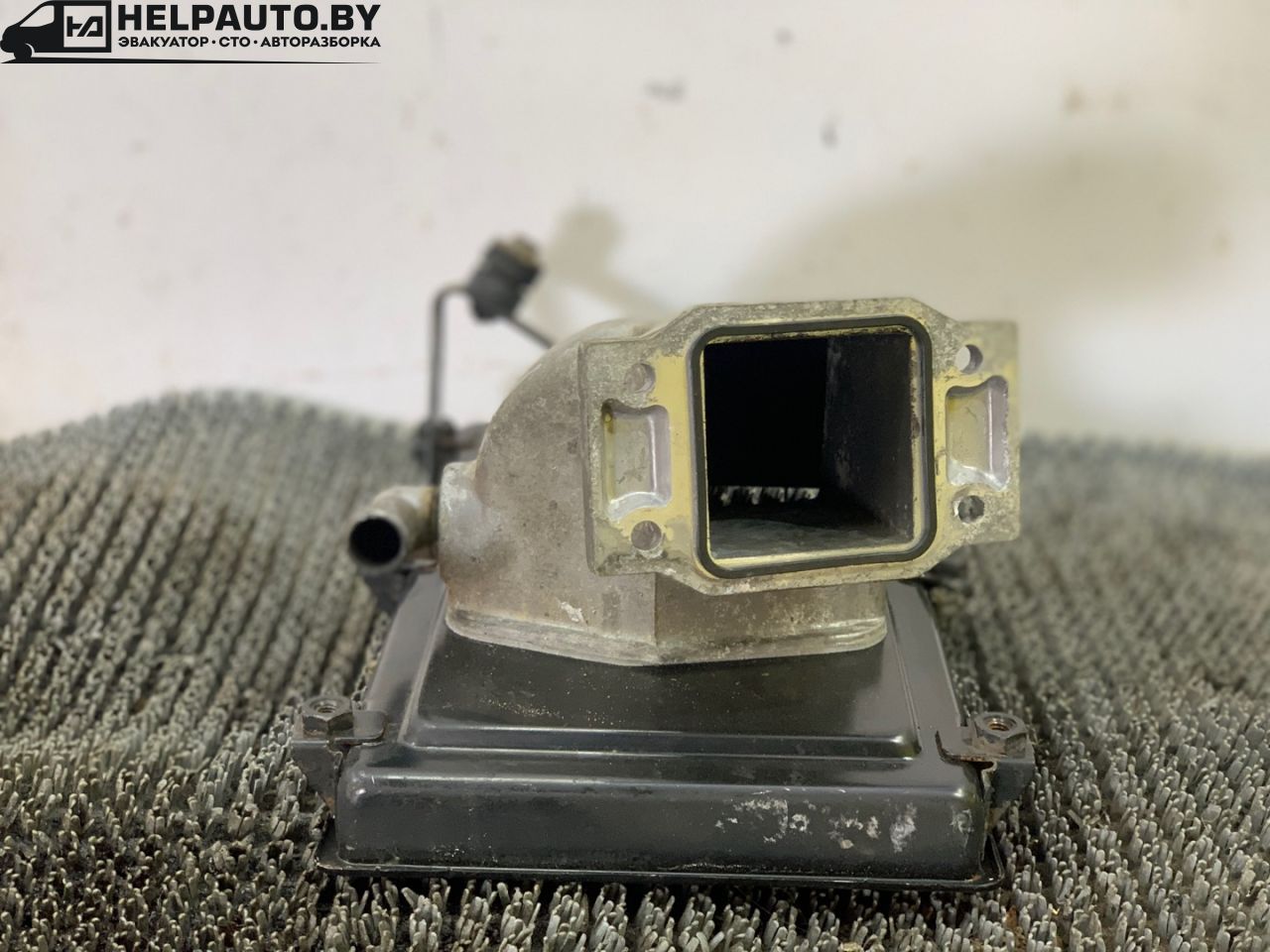 корпус воздушного фильтра Nissan Bluebird T12/T72 1987, 2.0 л., бензин, МКПП, бордовый, хетчбэк 5 дв., передний привод - фото №1