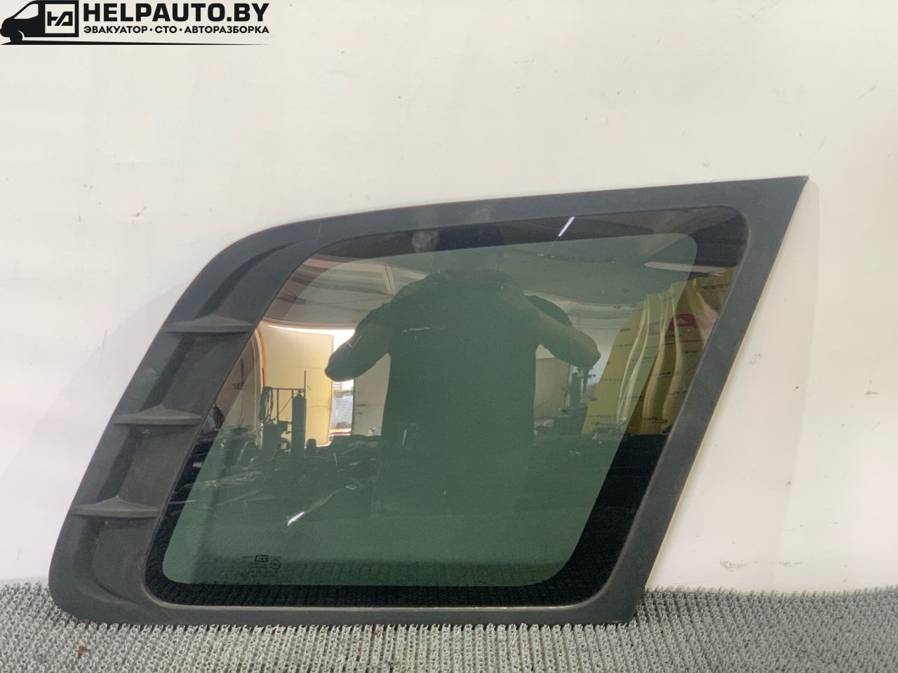 стекло кузовное боковое правое Hyundai Santa Fe 1 поколение (SM) 2003, 2.4 л., бензин, МКПП, серебристый, внедорожник 5 дв., передний привод - фото №1