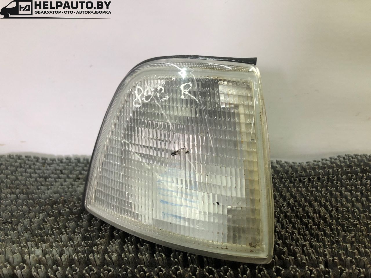 поворотник правый Audi 80 B3 (1986 - 1991), 1.8 л., бензин, МКПП, серый, передний привод - фото №1