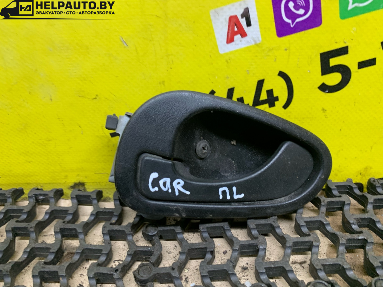 ручка внутренняя передняя левая Mitsubishi Carisma 1 поколение (1995 - 1999), 1.8 л., 4G93 (GDI), бензин, МКПП, серебро, хетчбэк 5 дв., передний привод - фото №1