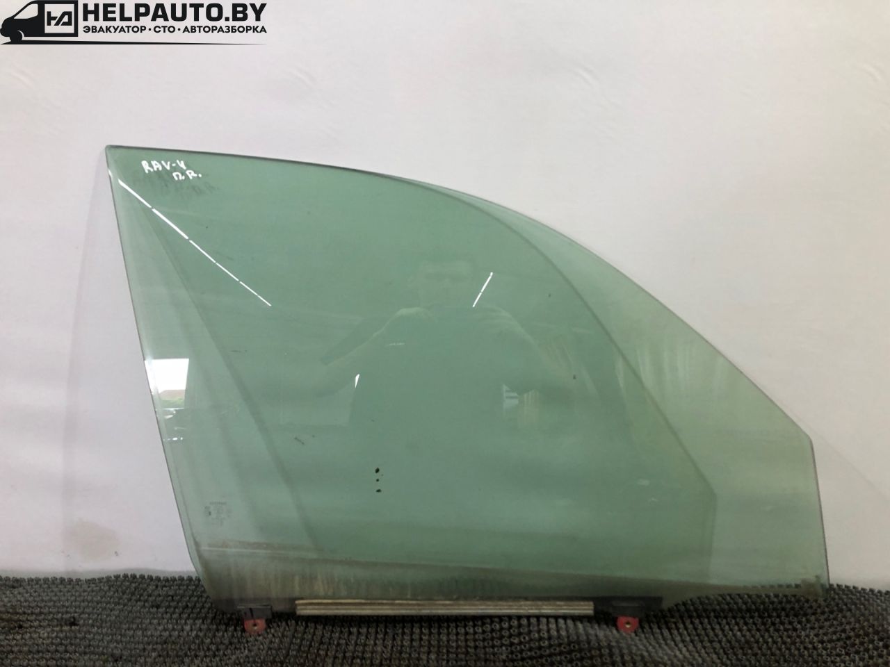 стекло двери передней правой Toyota RAV4 2 поколение (XA20) 2002, 2.0 л., дизель, МКПП, серебристый, седан - фото №1