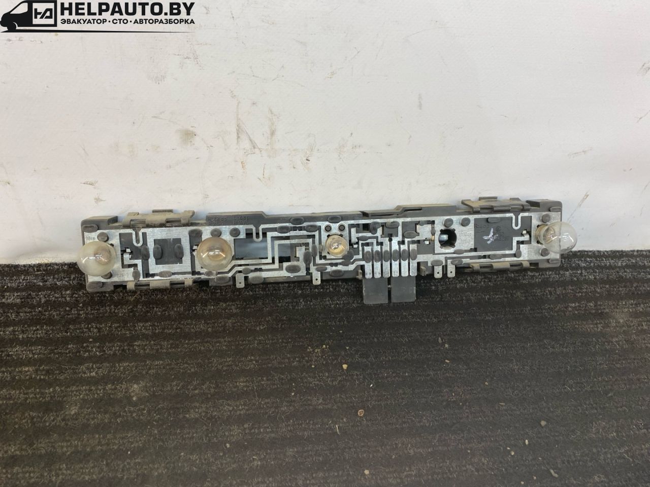 панель заднего фонаря Volkswagen Santana 1 поколение 1988, 1.6 л., бензин, синий, передний привод, 325945257 - фото №1