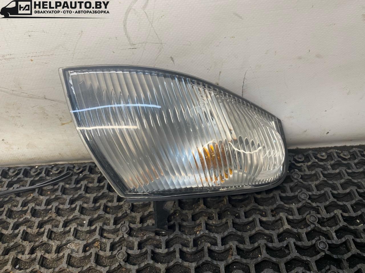 поворотник правый Mazda 323 6 поколение 1998, 1.4 л., бензин, МКПП, синий, хетчбэк 3 дв., передний привод, 03858039 - фото №1