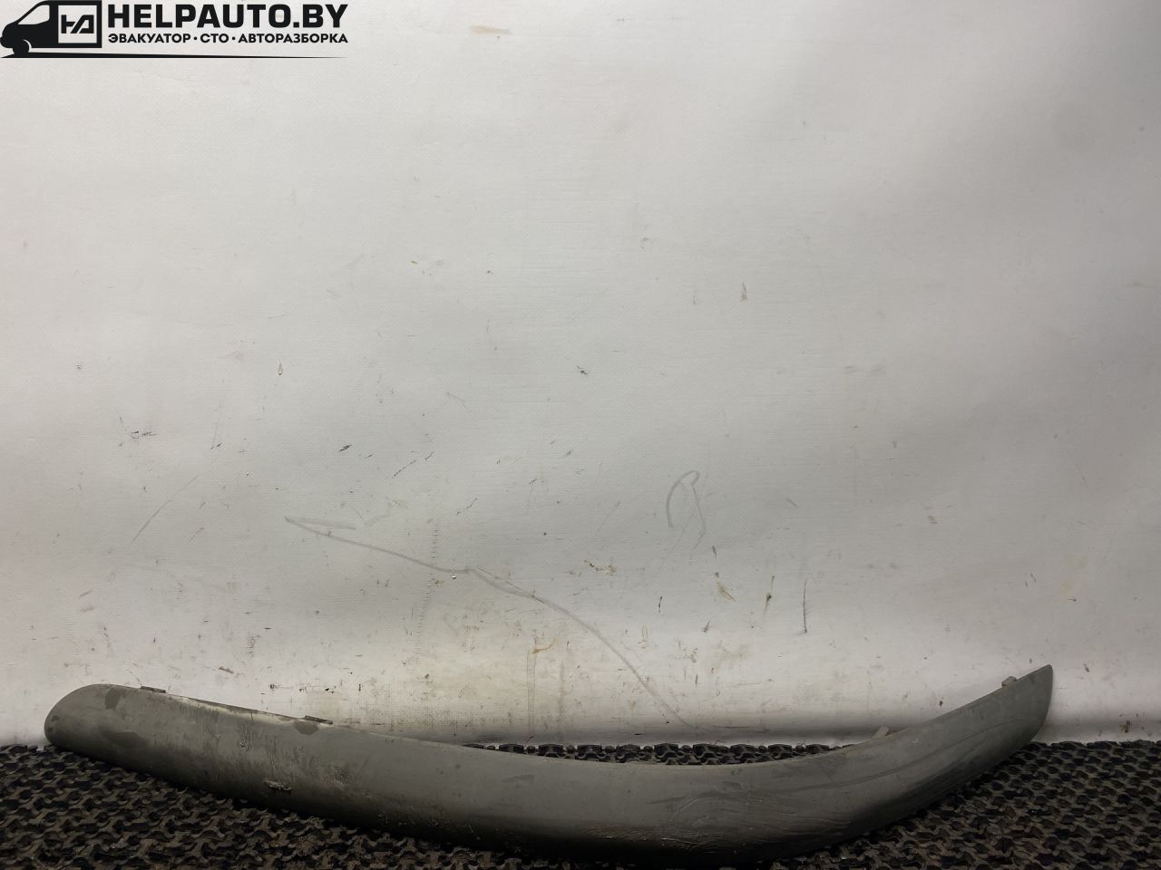 молдинг переднего бампера Mazda 626 GF 1997, 2.0 л., дизель, МКПП, зелёный, хетчбэк 5 дв., передний привод - фото №1