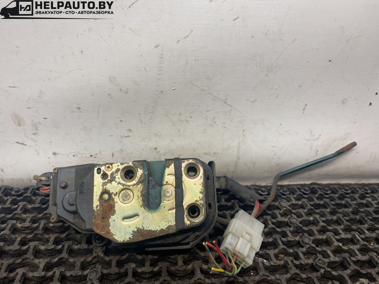 замок двери передней правой Mazda 626 GF 1997, 2.0 л., дизель, МКПП, зелёный, хетчбэк 5 дв., передний привод - фото №1