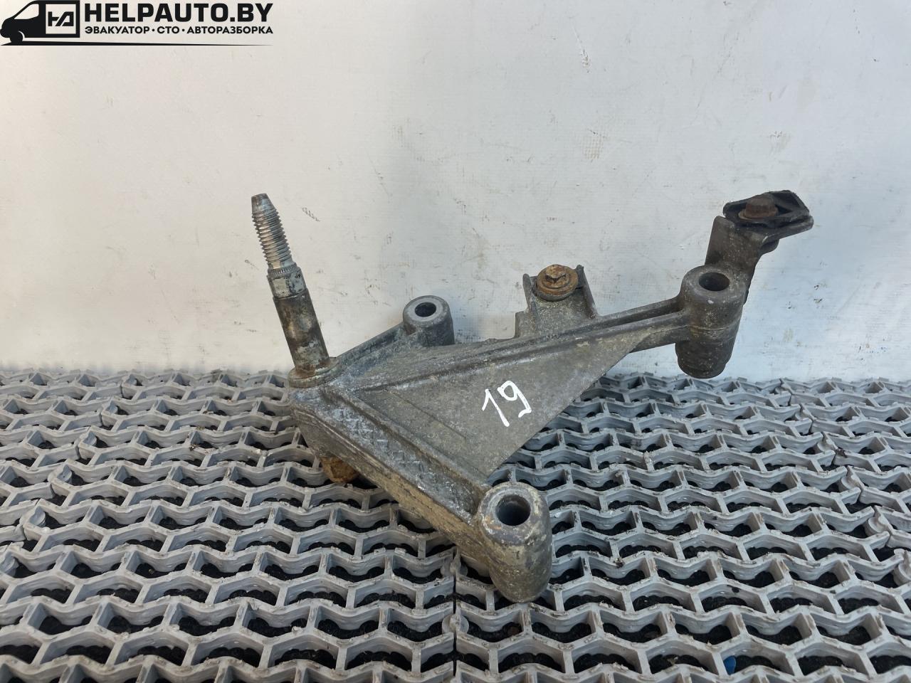 кронштейн КПП Audi 80 B3 1990, 1.6 л., PP, бензин, МКПП, оранжевый, седан, передний привод, 7700434671 - фото №1