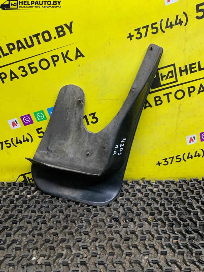 брызговик правый перед. Rover 400 Series 2 поколение 1998, 1.6 л., бензин, МКПП, бордовый, седан, передний привод - фото №1
