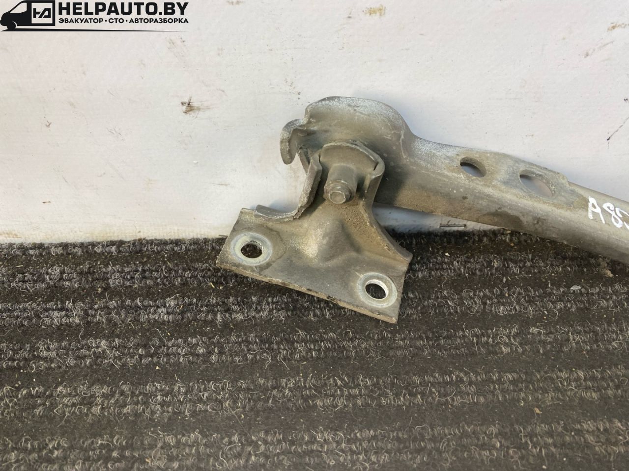 петля капота правая Audi 80 B3 89/B3 1991, 1.8 л., бензин, МКПП, серый, седан, передний привод - фото №1
