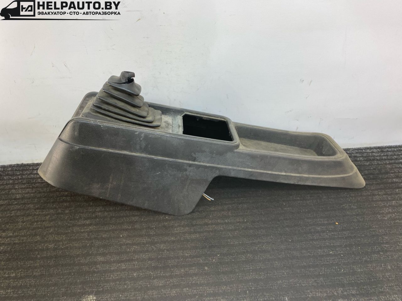 консоль салона Volkswagen Santana 1 поколение 1988, 1.6 л., бензин, синий, передний привод, 321863275 - фото №1