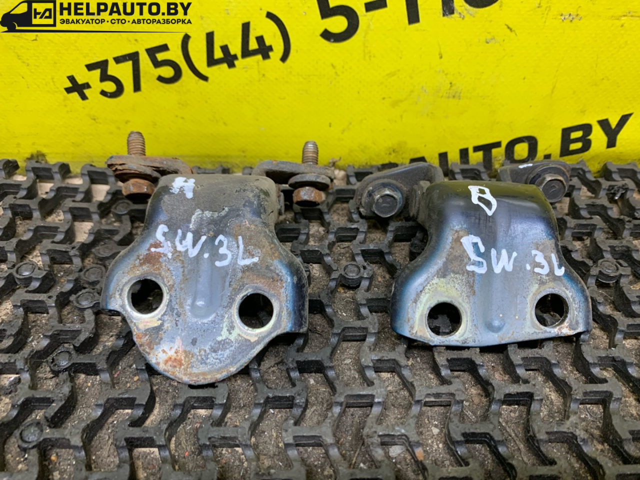 петля двери Mitsubishi Space Wagon 2 поколение (Typ N30/N40) 1994, 2.0 л., 4D68 T, дизель, МКПП, серый, минивэн - фото №1