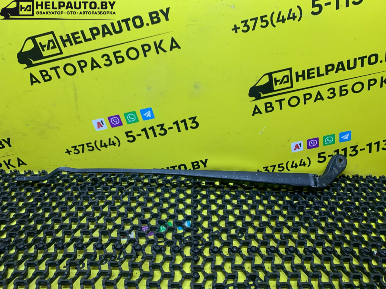 щеткодержатель (поводок стеклоочистителя, дворник) Chrysler Voyager 3 поколение 1998, 2.4 л., EDZ, бензин, МКПП, зеленый, минивэн, передний привод - фото №1