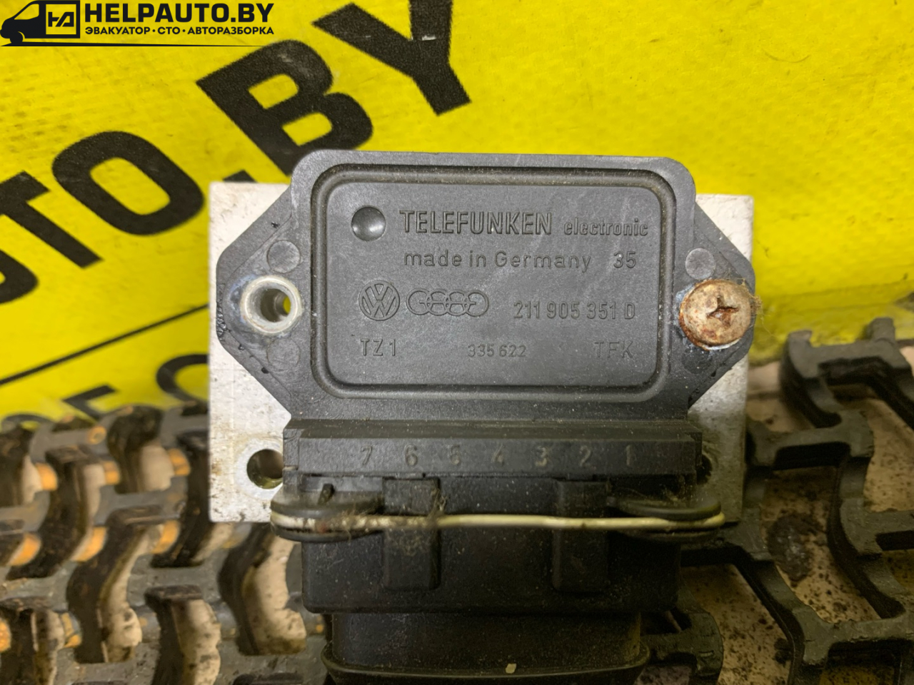 коммутатор зажигания Audi 100 С3 1986, 1.8 л., бензин, МКПП, белый, универсал, передний привод - фото №1