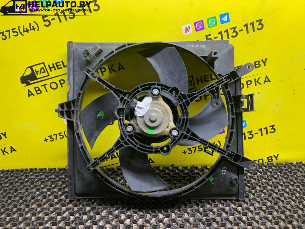 вентилятор радиатора Mitsubishi Carisma 1 поколение (1995 - 1999), 1.8 л., 4G93 (GDI), бензин, МКПП, серебро, хетчбэк 5 дв., передний привод - фото №1