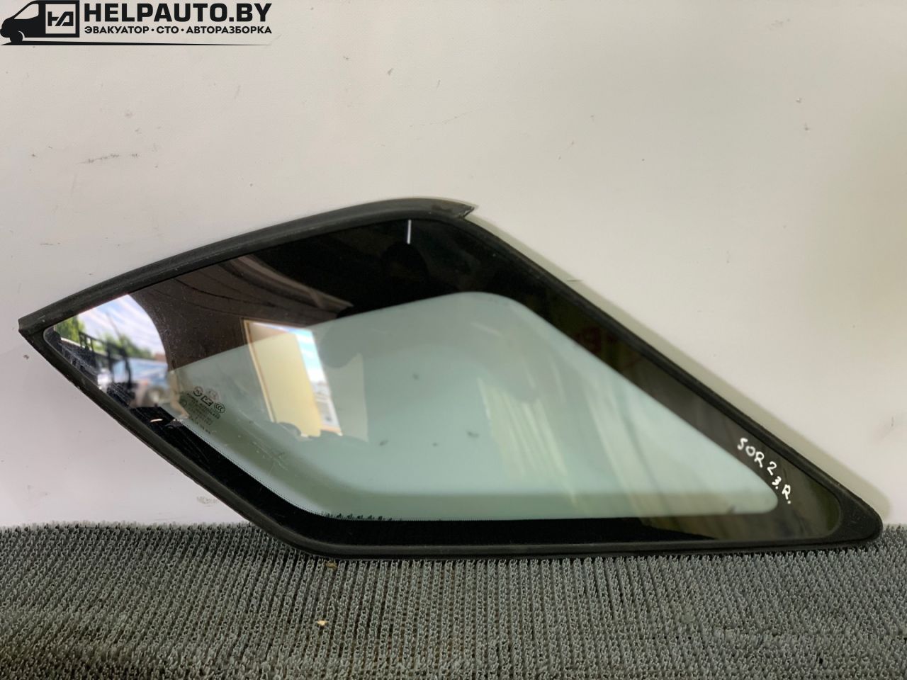 стекло кузовное боковое правое Kia Sorento 1 поколение 2005, 2.5 л., CRDi, D4CB, дизель, МКПП, черный, внедорожник 5 дв., полный подключаемый привод - фото №1