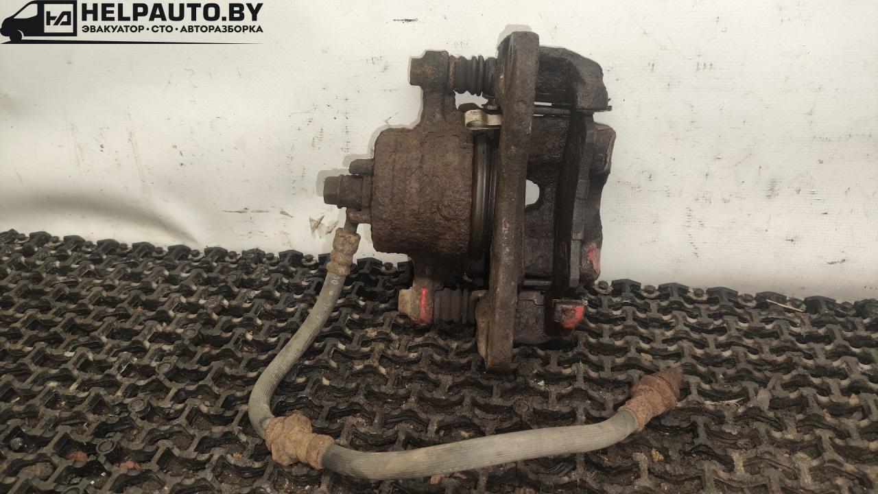 суппорт передний левый Suzuki Baleno 1 поколение 2002, 1.5 л., бензин, МКПП, чёрный, седан - фото №1