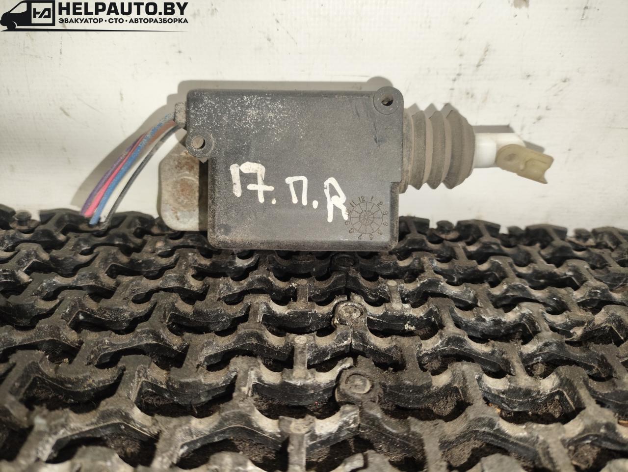 активатор (привод) замка двери Volkswagen Golf 3 поколение 1995, 1.9 л., AEY, дизель, МКПП, белый, универсал, передний привод - фото №1