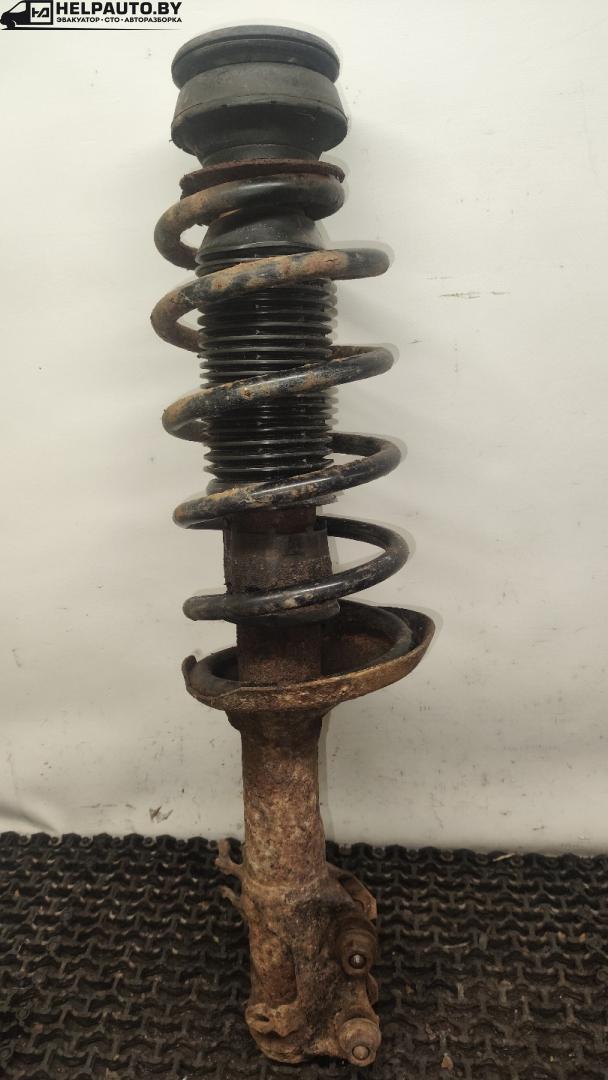 стойка передняя правая Volkswagen Golf 3 поколение 1995, 1.9 л., AEY, дизель, МКПП, белый, универсал, передний привод - фото №1