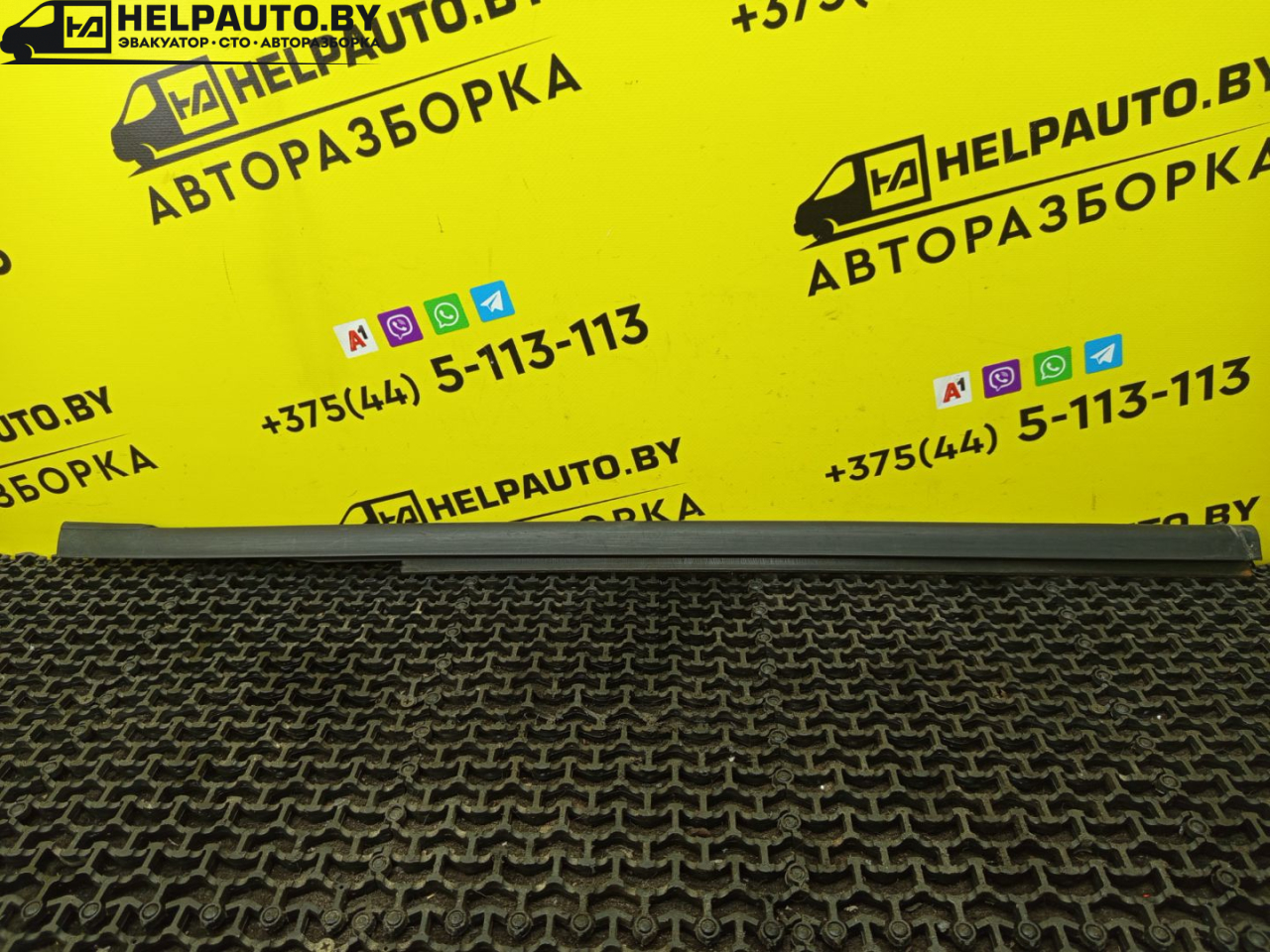 Молдинг стекла двери передней правой наружный Ford Escape 2 поколение R3 2009, 2.3 л., бензин, АКПП, синий, внедорожник 5 дв., передний привод - фото №1