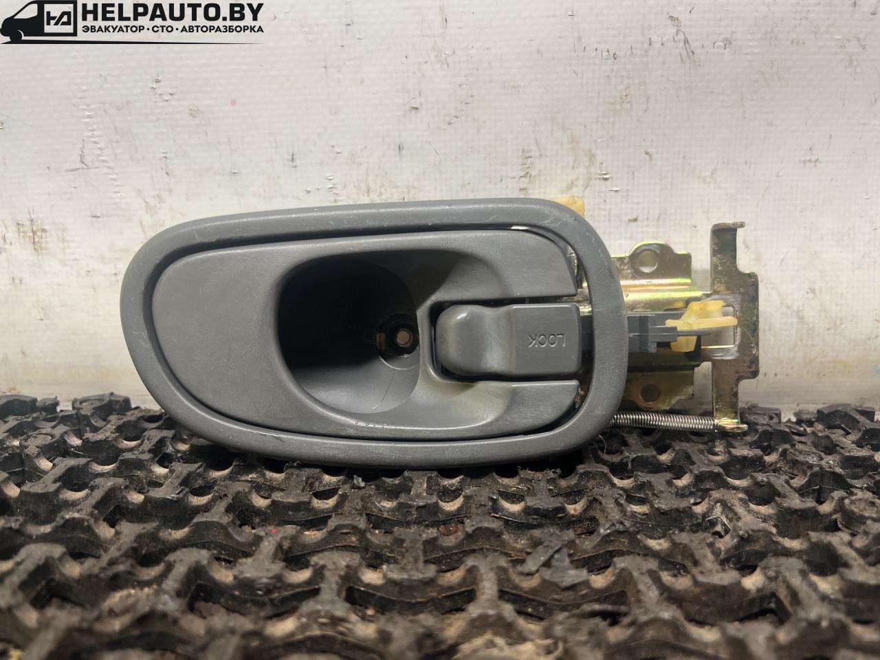 ручка внутренняя передняя левая Kia Shuma 1 поколение 1999, 1.5 л., бензин, МКПП, красный, хетчбэк 5 дв., передний привод - фото №1