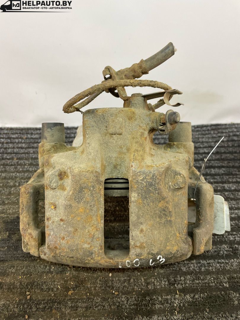 суппорт передний левый Audi 100 С3 1986, 1.8 л., бензин, МКПП, белый, универсал, передний привод - фото №1