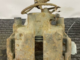 суппорт передний левый Audi 100 С3 1986, 1.8 л., бензин, МКПП, белый, универсал, передний привод