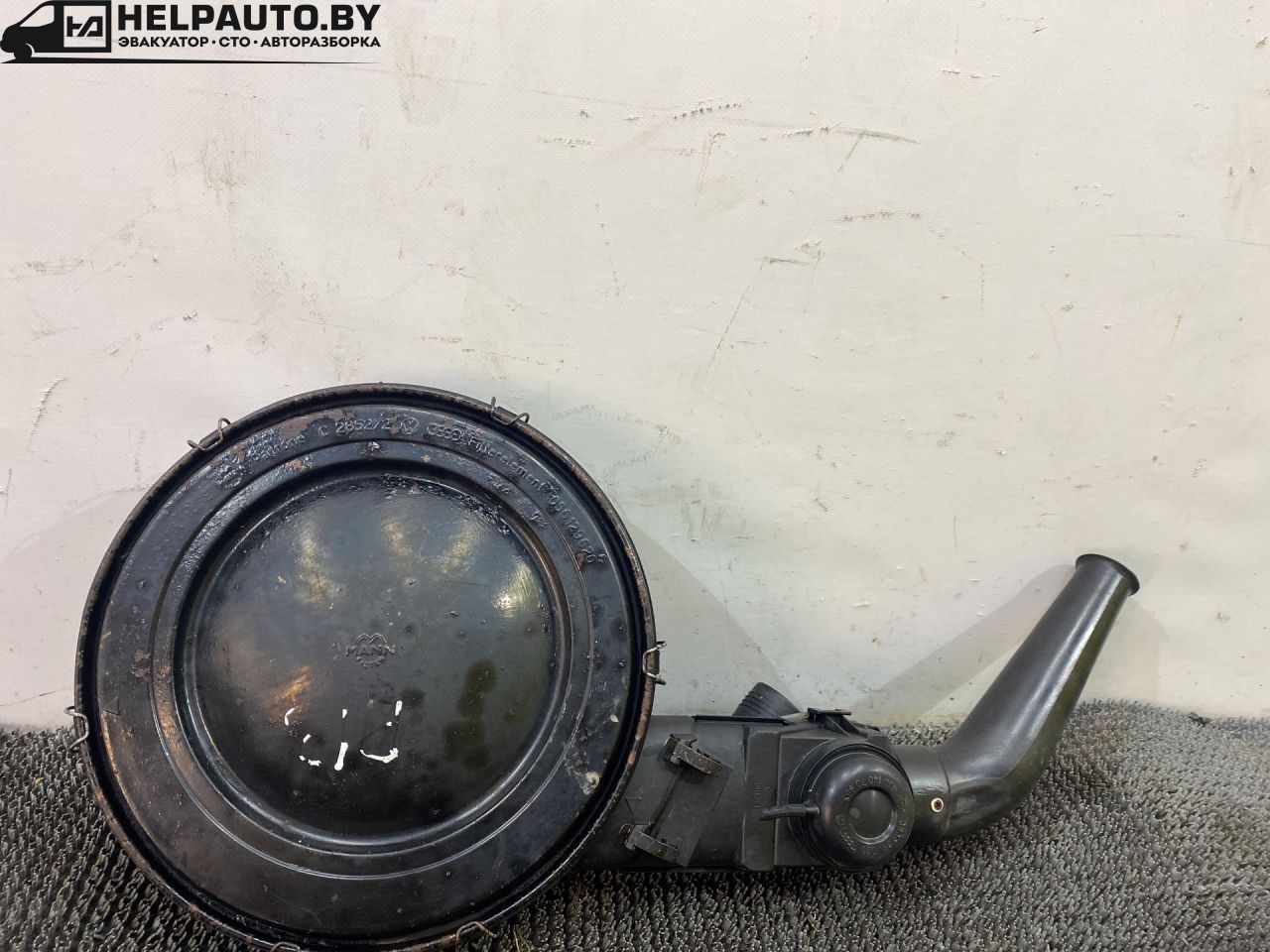 корпус воздушного фильтра Volkswagen Polo 2 поколение 1990, 1.3 л., бензин, МКПП, синий, хетчбэк 3 дв., передний привод, 030129611 - фото №1