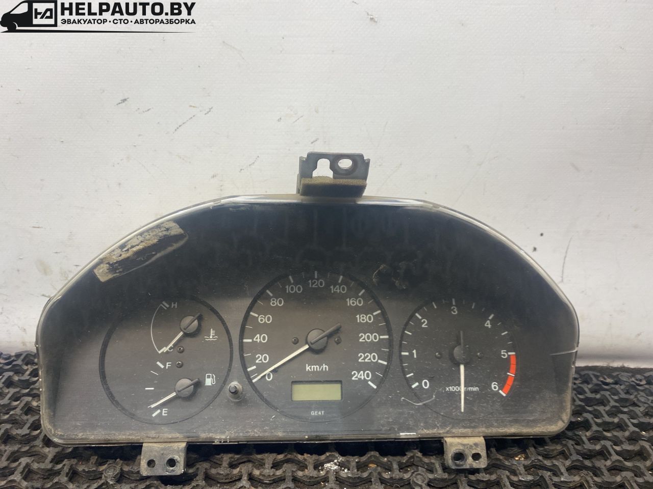 щиток приборов (приборная панель) Mazda 626 GF 1997, 2.0 л., дизель, МКПП, зелёный, хетчбэк 5 дв., передний привод - фото №1
