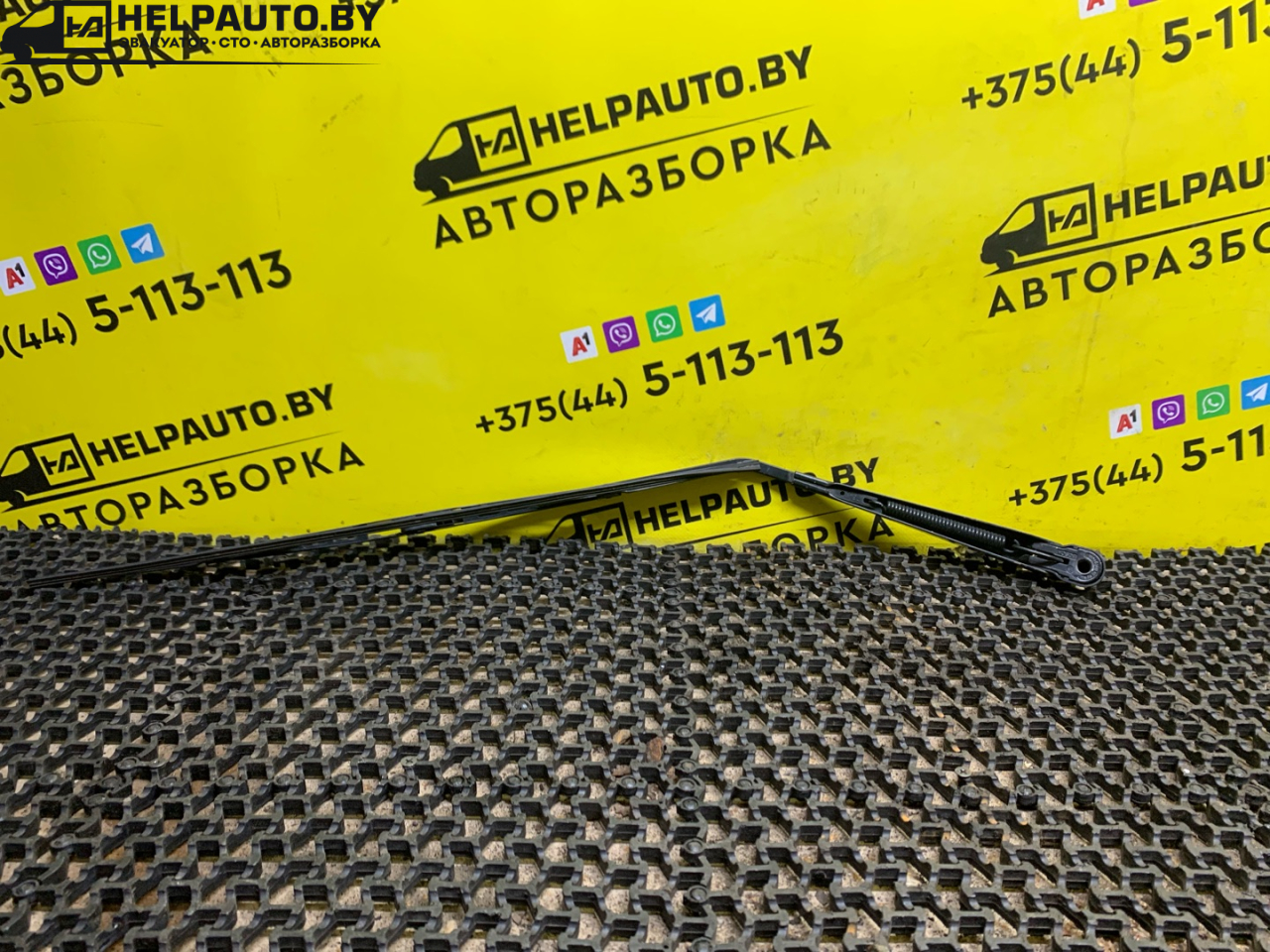 щеткодержатель задний Mitsubishi Carisma 1 поколение (1995 - 1999), 1.8 л., 4G93 (GDI), бензин, МКПП, серебро, хетчбэк 5 дв., передний привод - фото №1