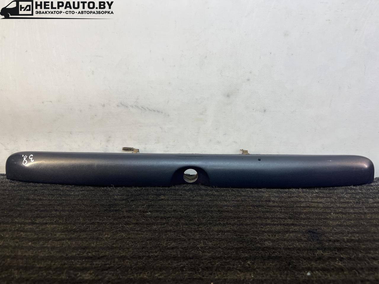накладка подсветки номера Opel Vectra B 1998, 1.8 л., бензин, МКПП, мокрый асфальт, универсал, 90585933 - фото №1