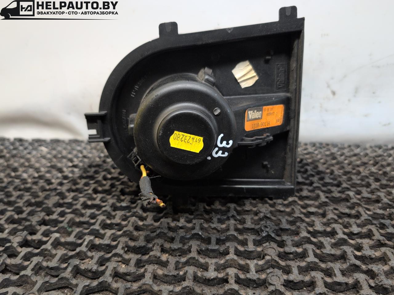 моторчик печки Volkswagen Jetta 4 поколение 2001, 2.0 л., AQY, бензин, МКПП, синий, седан, передний привод, 1J1819021, 657880, 657877 - фото №1