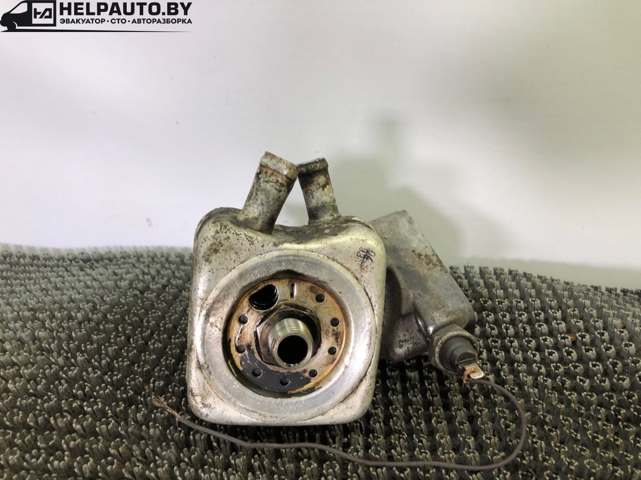 теплообменник масляного фильтра Audi 80 B3 (1986 - 1991), 1.8 л., бензин, МКПП, серый, передний привод - фото №1