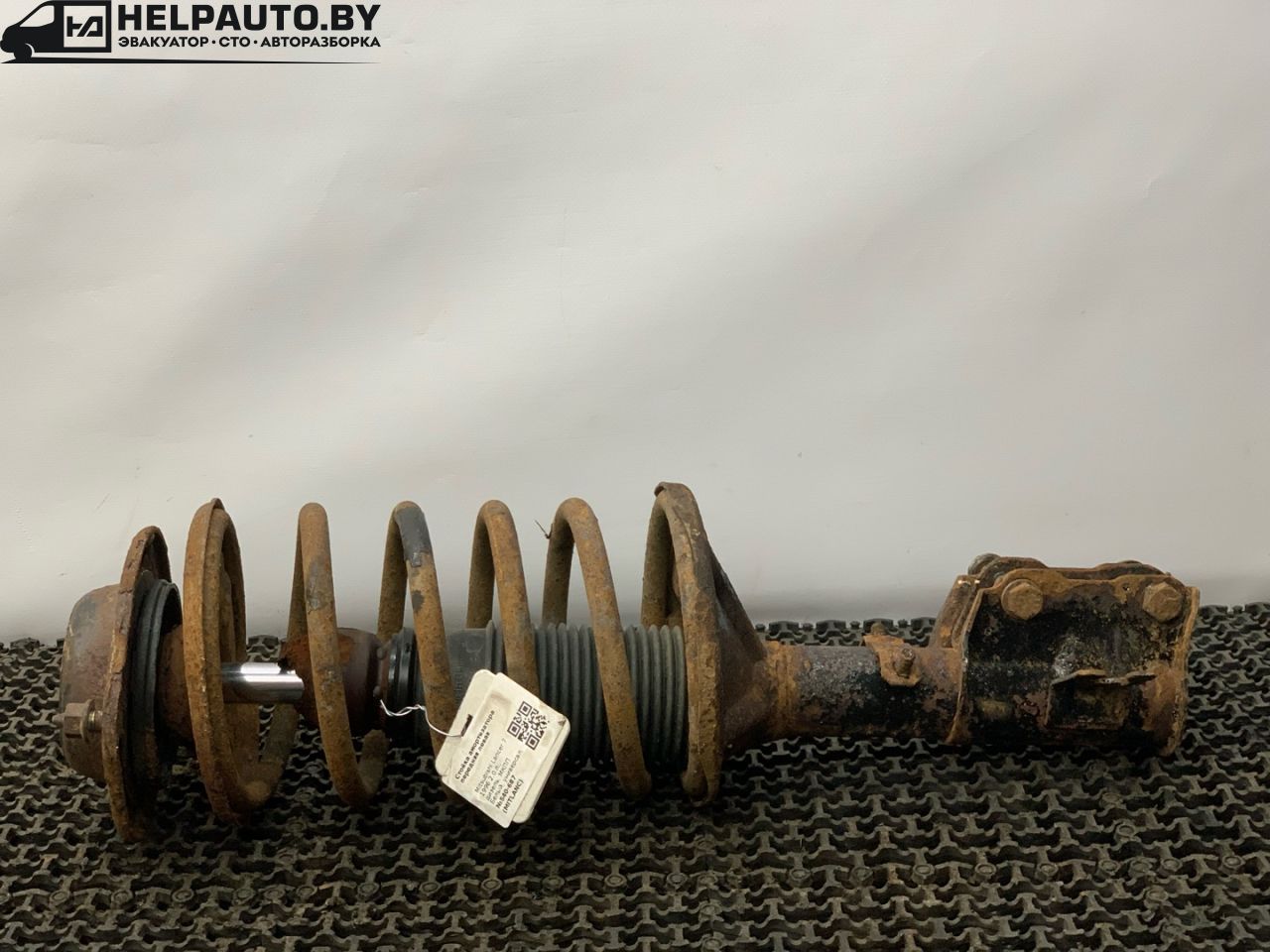 стойка передняя левая Mitsubishi Lancer 7 поколение 1996, 2.0 л., дизель, МКПП, белый, универсал, передний привод - фото №1