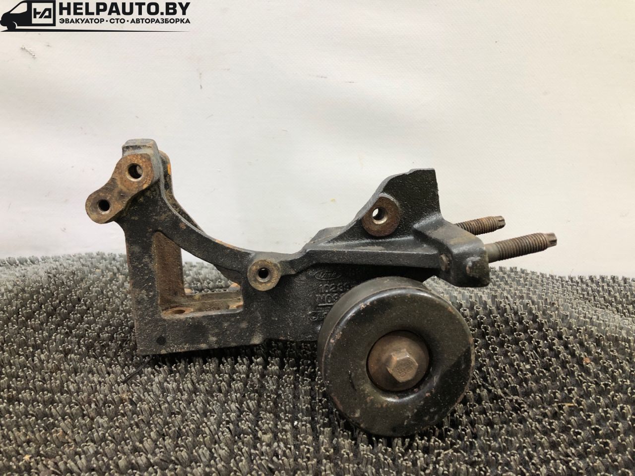 кронштейн генератора Ford Mondeo 1 поколение 1996, 2.0 л., бензин, МКПП, серебристый, седан, передний привод - фото №1