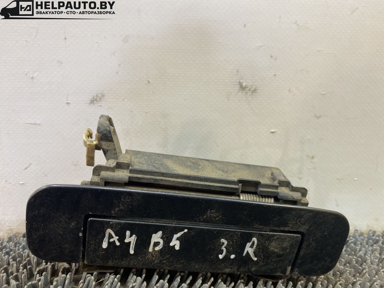ручка наружная задняя правая Audi A4 B5 1999, 1.8 л., бензин, АКПП, черный, универсал, передний привод - фото №1