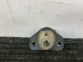 кнопка открытия багажника Daewoo Nubira J100 1998, 1.6 л., i, A16DMS, бензин, МКПП, зелёный металлик, хетчбэк 5 дв., передний привод