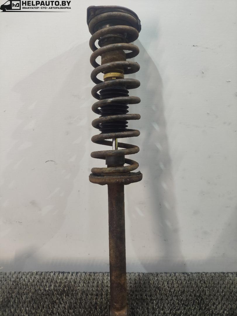 стойка задняя Volkswagen Passat B3 1991, 1.8 л., бензин, МКПП, белый, седан, передний привод - фото №1