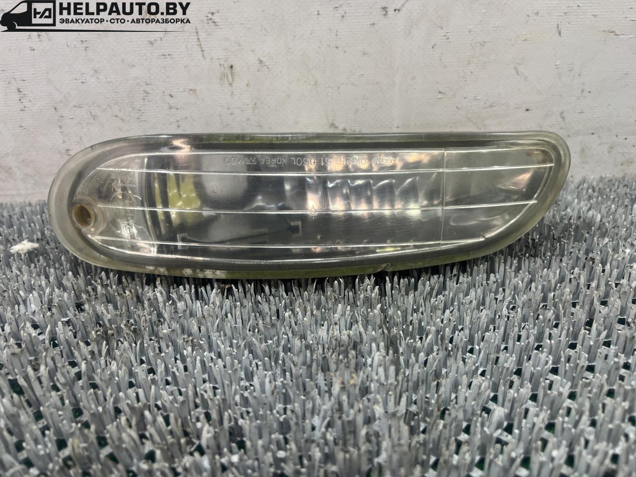 поворотник левый Kia Shuma 1 поколение 1999, 1.5 л., бензин, МКПП, красный, хетчбэк 5 дв., передний привод, OK2B151-050LKOREA - фото №1