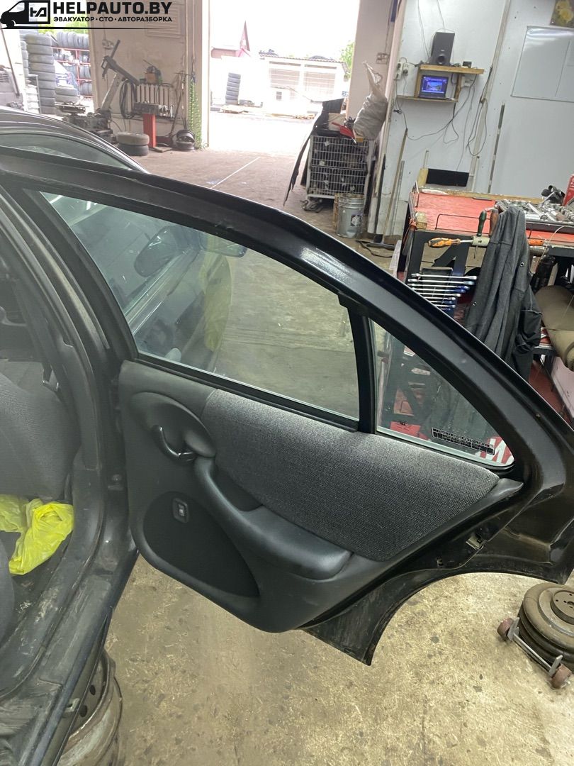 дверь задняя правая Pontiac Sunfire 1 поколение 1999, 2.2 л., бензин, АКПП, черный, передний привод - фото №1