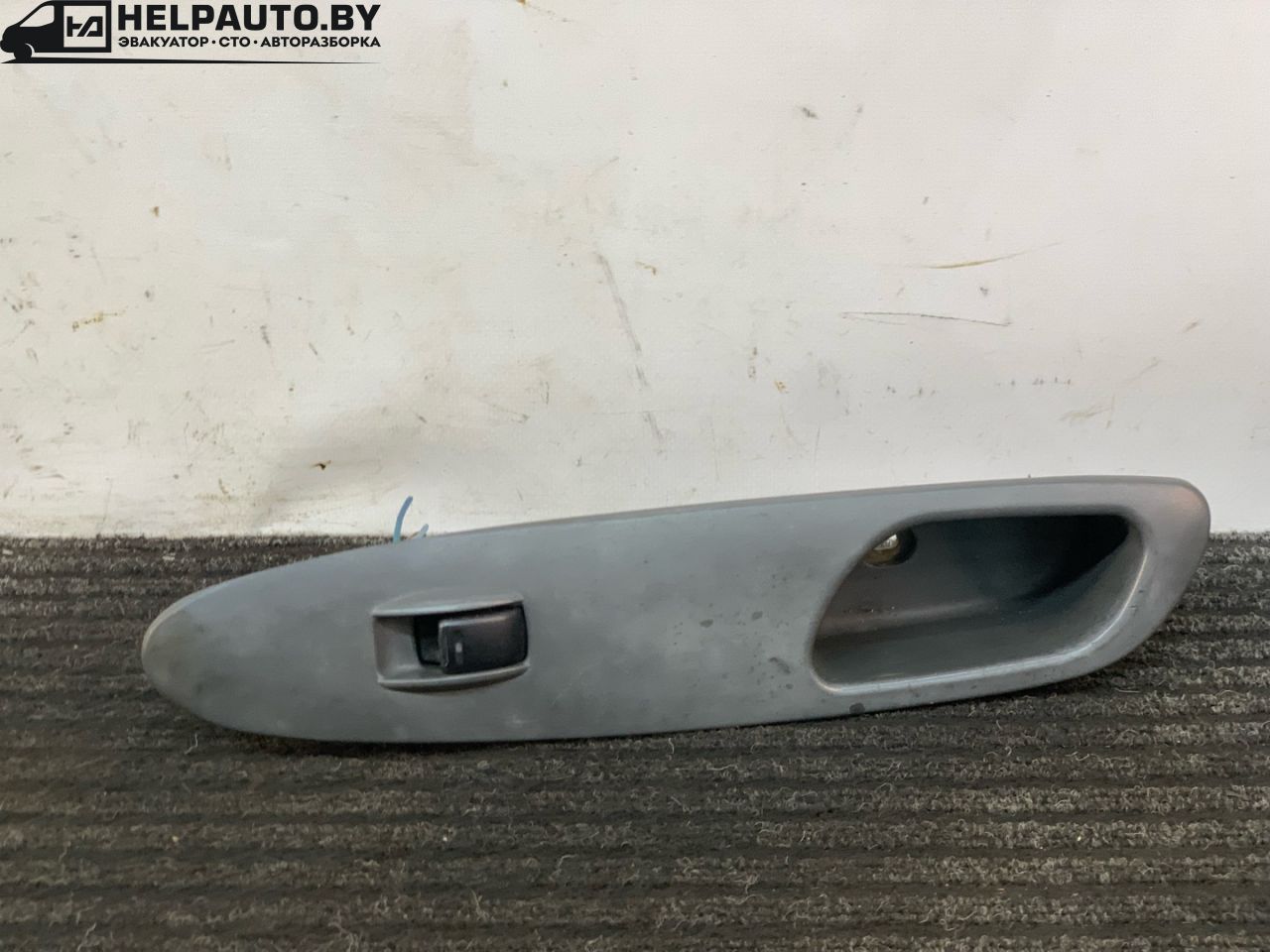 кнопка стеклоподъемника переднего правого Daewoo Nubira J100 1998, 1.6 л., i, A16DMS, бензин, МКПП, зелёный металлик, хетчбэк 5 дв., передний привод - фото №1