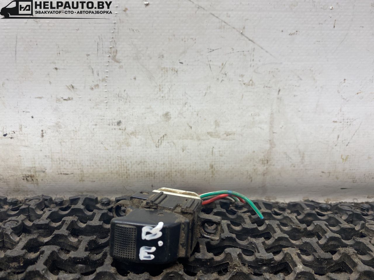 кнопка стеклоподъемника двери передней правой Mazda 626 GF 1997, 2.0 л., дизель, МКПП, зелёный, хетчбэк 5 дв., передний привод - фото №1