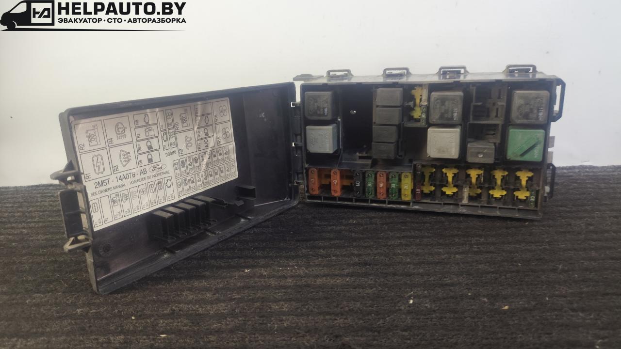 блок предохранителей Ford Focus 1 поколение 2001, 1.8 л., дизель, МКПП, синий, универсал, передний привод, 2M5T14A067BB, 98AG14A142AD, 518276100 - фото №1