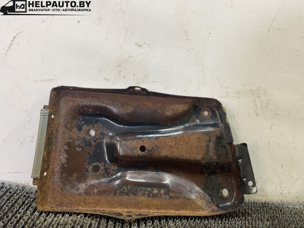 полка аккумулятора Nissan Bluebird T12/T72 1987, 2.0 л., бензин, МКПП, бордовый, хетчбэк 5 дв., передний привод - фото №1