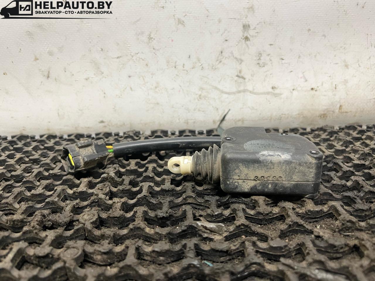 активатор замка багажника Volvo 460 1 поколение 1993, 2.0 л., бензин, МКПП, зелёный, седан, передний привод, 880.808 - фото №1