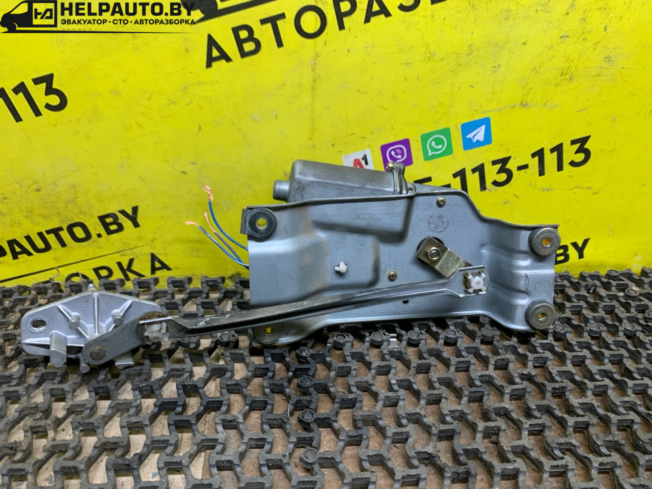 моторчик заднего стеклоочистителя (дворника) Mitsubishi Lancer 7 поколение 1996, 2.0 л., дизель, МКПП, белый, универсал, передний привод - фото №1